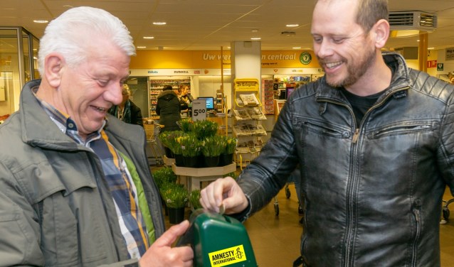 Een warme en droge plek om te collecteren bij Jumbo. Foto: Erik van de Groep