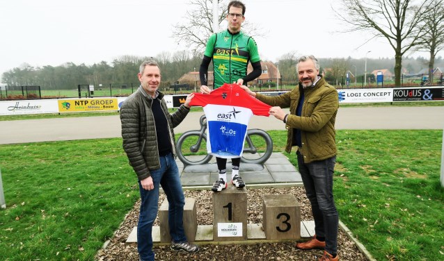 Burgemeester Joost van Oostrum van de gemeente Berkelland neemt de rood-wit-blauwe kampioenstrui in ontvangst. Foto: Theo Huijskes