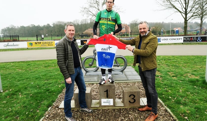 Burgemeester Joost van Oostrum van de gemeente Berkelland neemt de rood-wit-blauwe kampioenstrui in ontvangst. Foto: Theo Huijskes