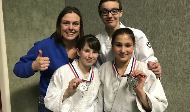 De drie judoka's met hun coach. Foto: PR
