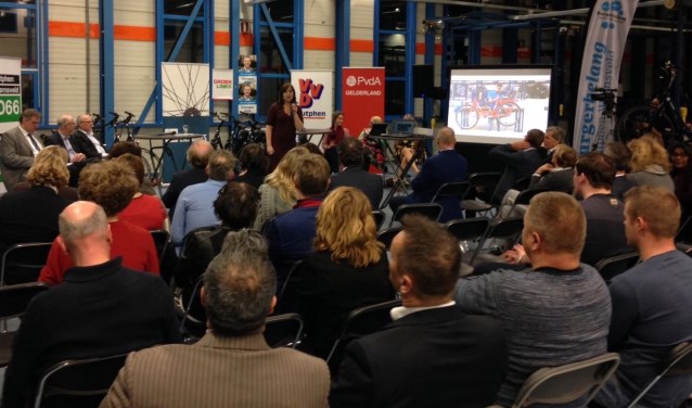 In de fabriekshal van ZILT Bikes in Zutphen hadden kandidaten voor de Provinciale Statenverkiezingen een debat over hoe het onderwijs beter kan aansluiten op de arbeidsmarkt. Foto: PR