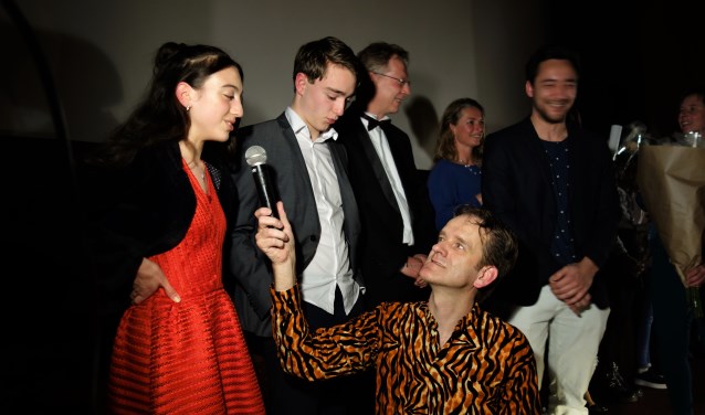 Lex Schellevis interviewt goofdrolspeelster Maria. Naast haar Beer Swildens. Foto: Clemens Bielen