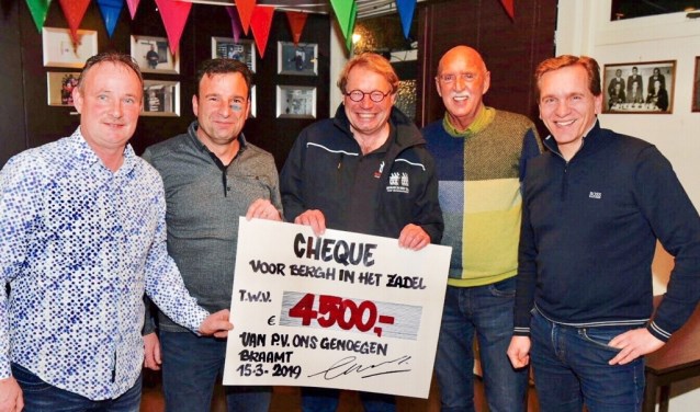 Een cheque van 4500 euro voor Bergh in het Zadel. Foto: PR