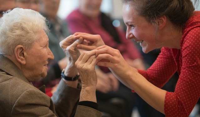 Dansuurtje bij Den Ooiman met dansdocent Maxime Kroot (r). Foto: Ronald Falke