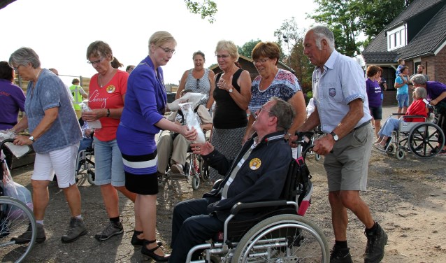 Burgemeester Besselink deelt waterzakken uit vanwege de benoeming Wandelgemeente van het Jaar, tijdens de Roll-over Bronckhorst in 2018. Foto: Achterhoekfoto.nl/Liesbeth Spaansen