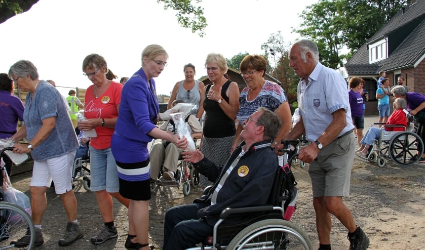 Burgemeester Besselink deelt waterzakken uit vanwege de benoeming Wandelgemeente van het Jaar, tijdens de Roll-over Bronckhorst in 2018. Foto: Achterhoekfoto.nl/Liesbeth Spaansen