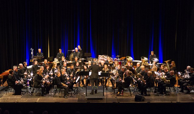 Het Open Fanfare Orkest met dirigent Willem Zee. Foto: PR