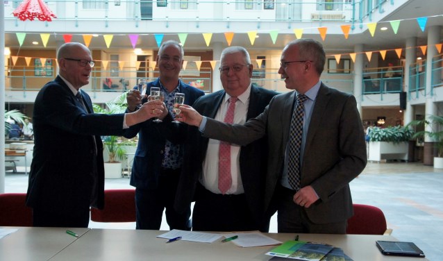 Chris van Pelt, Pascal van der Maas, Wim Sinderdinck en Arjan te Bogt proosten na het ondertekenen van de intentieovereenkomst. Foto: Susan Wiendels