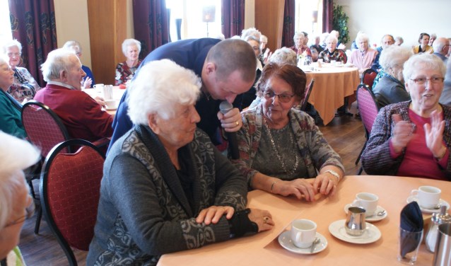 Een onderonsje van Michel Coenen met zijn publiek. Foto: Jan Oostland
