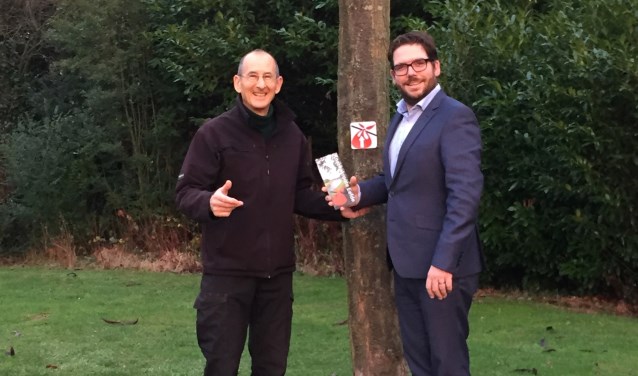 Aan Burgemeester Sebastiaan van 't Erve van de gemeente Lochem (r) werd het eerste exemplaar informeel overhandigd in de Spijkwijk door David Bloch. Foto: PR
