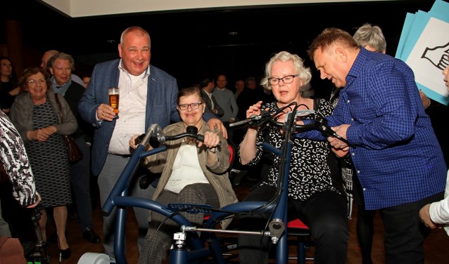 Gerrit en Gea Nikkels genieten nu al van de duo-fiets terwijl Corrie Groeneveld tips krijgt van Theo de Ruiter. Foto: Liesbeth Spaansen