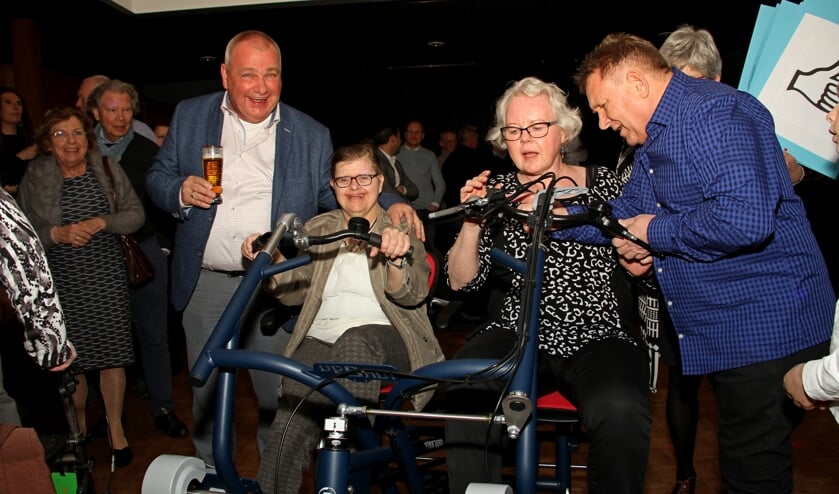 Gerrit en Gea Nikkels genieten nu al van de duo-fiets terwijl Corrie Groeneveld tips krijgt van Theo de Ruiter. Foto: Liesbeth Spaansen