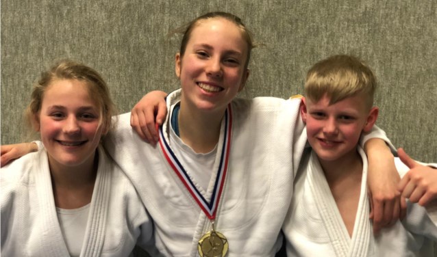 Puck Menkhorst (l) met mede-kampioen Isabelle Enklaar en Jaidy van der Horst (brons). Foto: PR