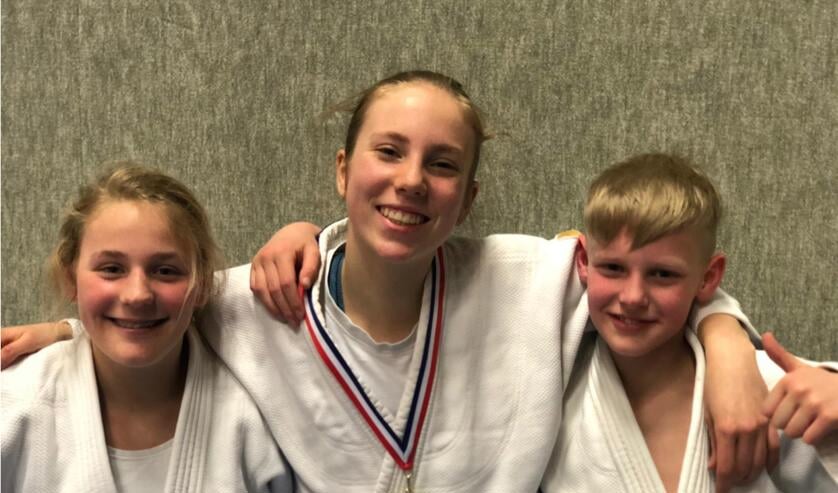 Puck Menkhorst (l) met mede-kampioen Isabelle Enklaar en Jaidy van der Horst (brons). Foto: PR