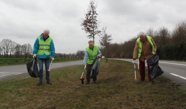 Tot de vaste vrijwilligers van de actie Ruurlo Schoon behoren Jan en Silvia Looman en Henk Kraan. Foto: Jan Hendriksen.