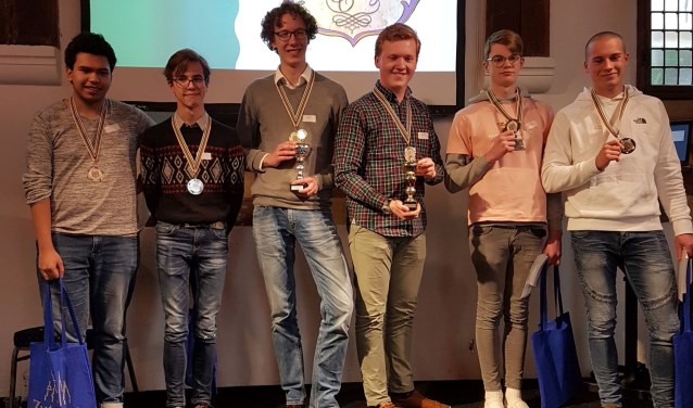 De winnaars: In het midden het winnende duo van De Nassau in Breda, links de nummers twee van het Jacob-Roelandslyceum en rechts de nummers drie van het Isendoorn College in Warnsveld. Foto: PR