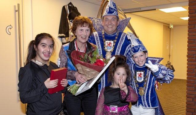 De nieuwe keidragers van Stichting Downsyndroom, kern Doetinchem, samen met Prins Bert III en jeugdprins Matthijs I. Foto: Theo Sommers