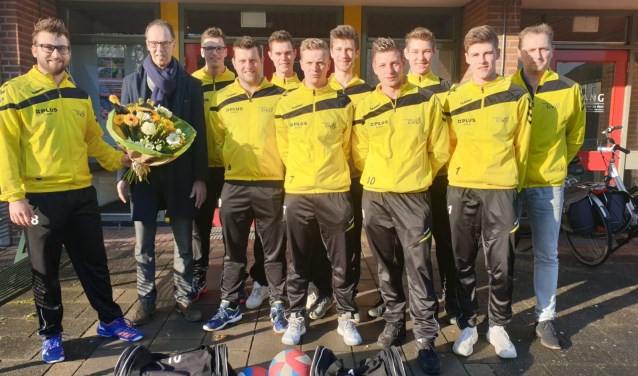 Het eerste herenteam van DVO bedankt sponsor Plus Eland. Foto: PR