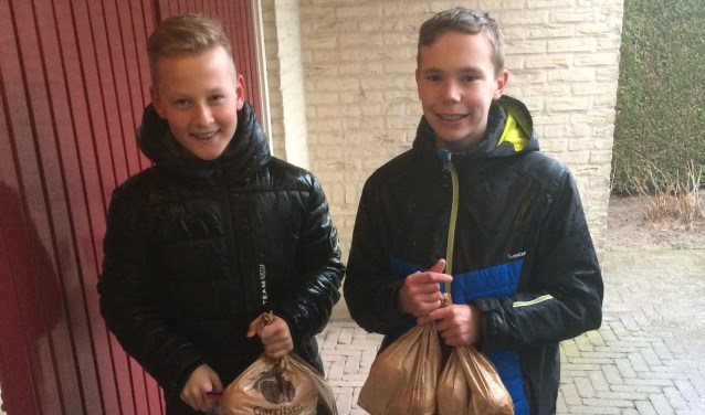 De jeugd van SV Basteom verkoopt sinaasappelen. Foto: PR