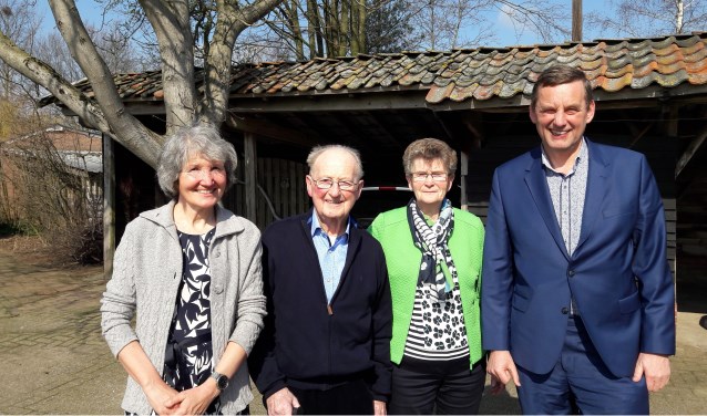 Wim en Riek Lammers geflankeerd door het echtpaar Stapelkamp. Foto: Jenny Veerbeek