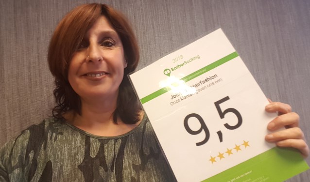 Foto onderschrift: Jolinda's Hairfashion Jolinda Wolters met BarberBooking Certificaat