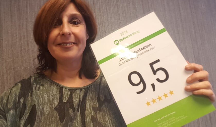 Foto onderschrift: Jolinda's Hairfashion Jolinda Wolters met BarberBooking Certificaat