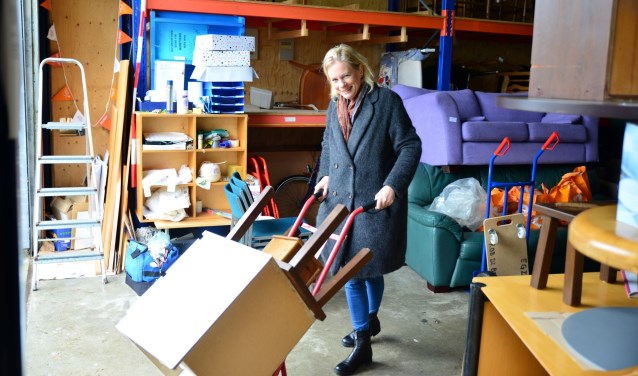 Burgemeester verrast spullenbank. Foto: Pim Helmich