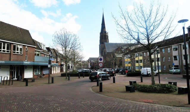 Een inkijk in de Rapenburgsestrraat in Lichtenvoorde, alwaar aan de rechter zijde de nieuwbouw van Careaz zal verrijzen. Foto: Theo Huijskes