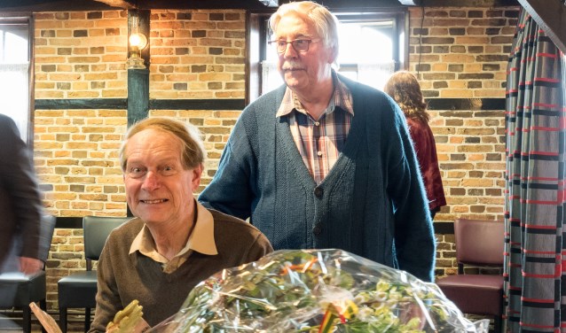 Samenstellers Lex Schaars (links) en Henk Liefting zijn er nog een beetje beduusd van; WALD De Weerld c is het Beste Boek Achterhoek en Liemers 2018. Foto: Janette van Egten