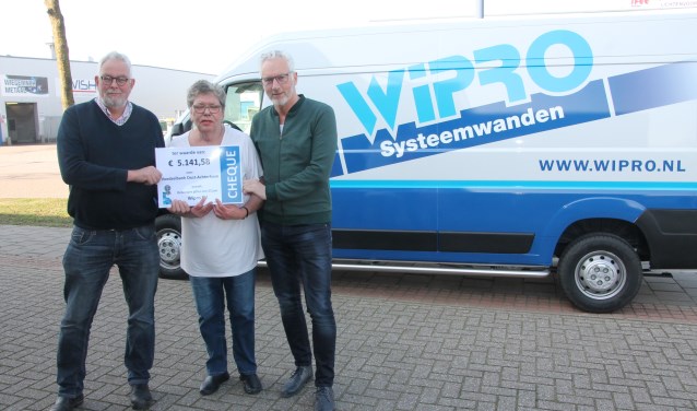 Chris Blaauboer, Juul Cuypers en Gerrit te Selle (rechts) met de cheque. Foto: Lydia ter Welle