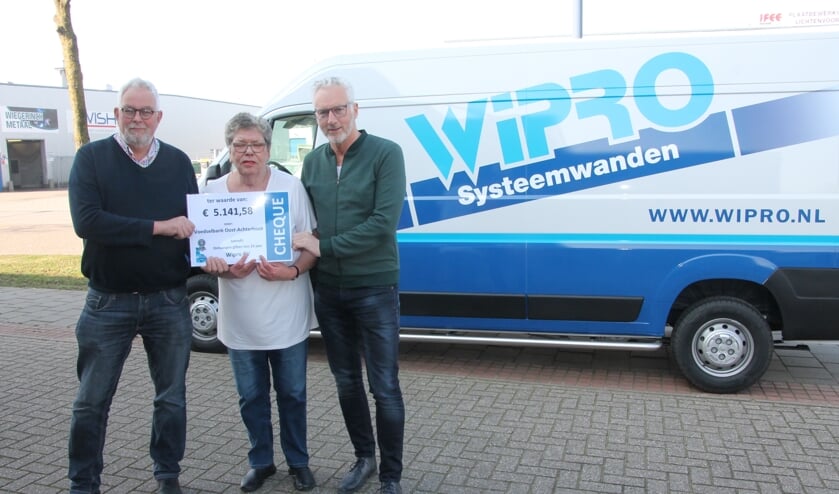 Chris Blaauboer, Juul Cuypers en Gerrit te Selle (rechts) met de cheque. Foto: Lydia ter Welle