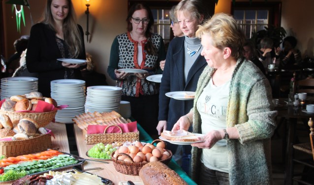 Vrouwen aan het ontbijtbuffet op Internationale Vrouwendag. Foto: Lydia ter Welle