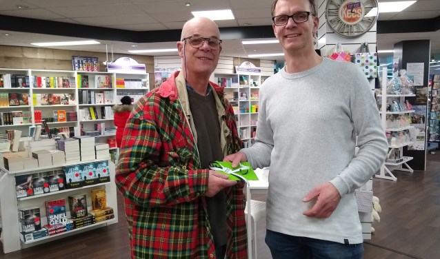 Kees Hundepool (links) neemt de cadeaubon in ontvangst uit handen van Mathijs Arentsen. Foto: PR