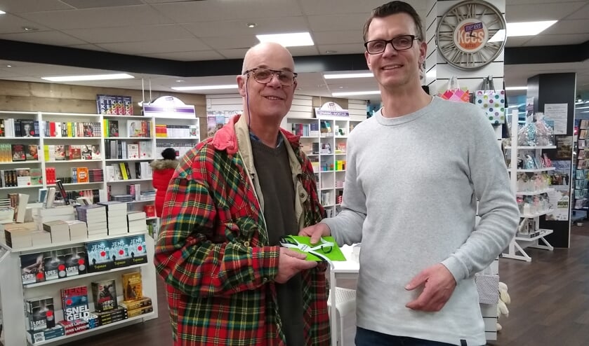Kees Hundepool (links) neemt de cadeaubon in ontvangst uit handen van Mathijs Arentsen. Foto: PR
