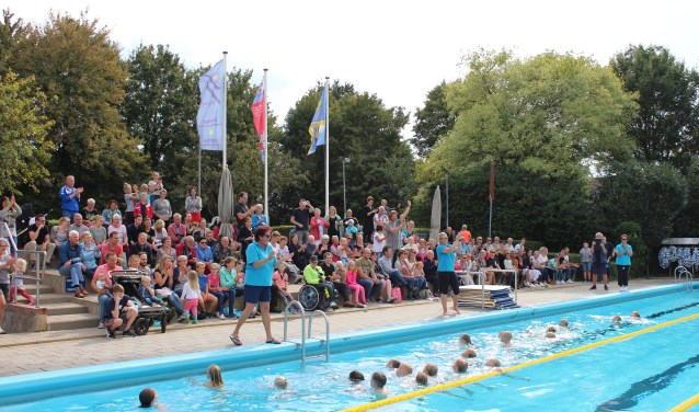 Na een seizoen zwemles in Steenderen is afzwemmen een feest. Foto: Jill Mellendijk