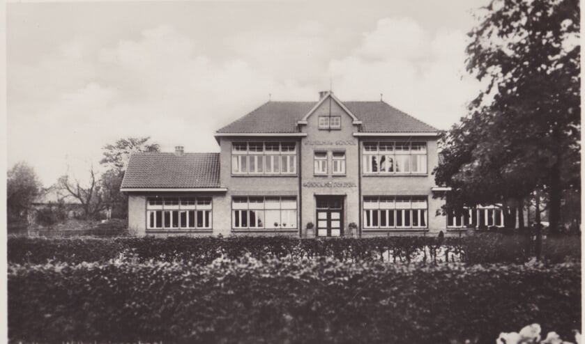 Het Armenpad komt uit bij de Wilhelminaschool. Foto: Collectie Leo van der Linde