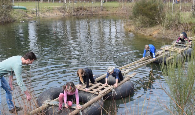 Tijdens de Kidzrun trotseren de deelnemers onder begeleiding diverse hindernissen. Foto: RT88