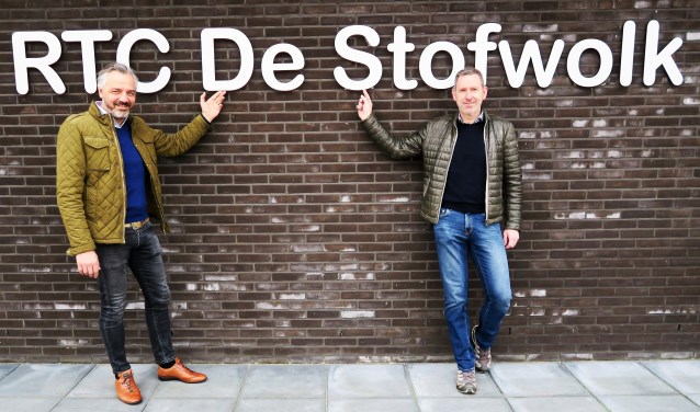 Voorzitter Dennis Rondeel (links) en vice-voorzitter Eddy Goossens van de jubilerende wielervereniging De Stofwolk. Foto: Theo Huijskes