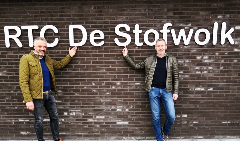 Voorzitter Dennis Rondeel (links) en vice-voorzitter Eddy Goossens van de jubilerende wielervereniging De Stofwolk. Foto: Theo Huijskes