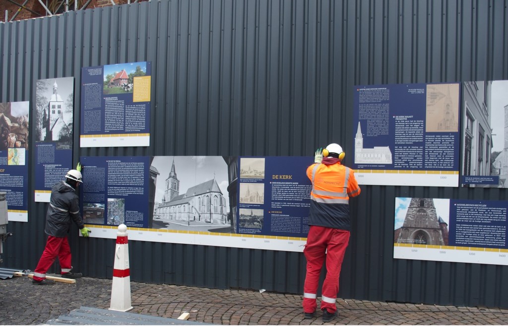 De panelen worden opgehangen. Foto: PR gemeente Winterswijk