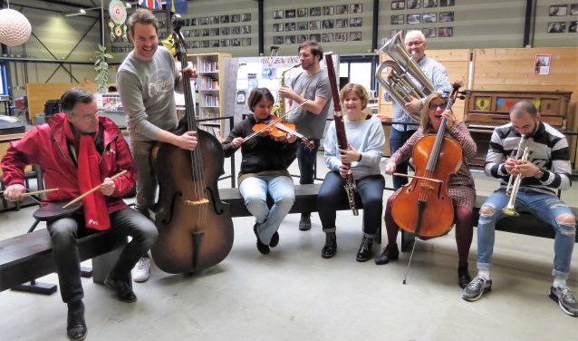 Een delegatie van het Leerorkest probeert instrumenten uit. Foto: Josée Gruwel