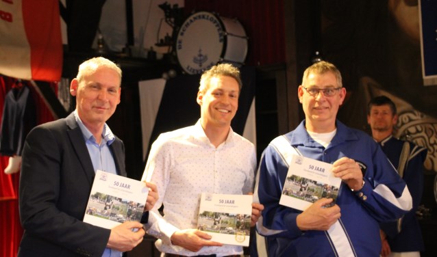 Jos Hoenderboom, Joris Pape en Eric te Brake mogen de eerste exemplaren in ontvangst nemen. Foto: Annekée Cuppers