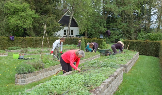 Samen aan de slag in de tuin. Foto: PR