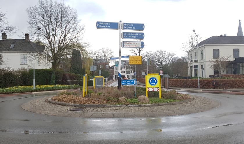 Van maandag 25 maart tot 12 april is het centrum van Groenlo niet bereikbaar via deze rotonde. Foto: Kyra Broshuis