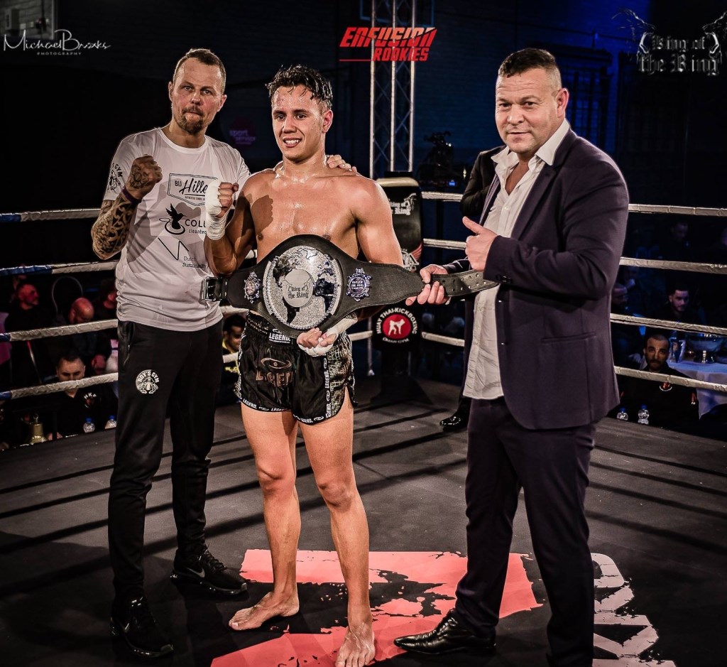 Lorenzo wint de kampioensbelt. Foto: : King of the King presents Enfusion Rookies.