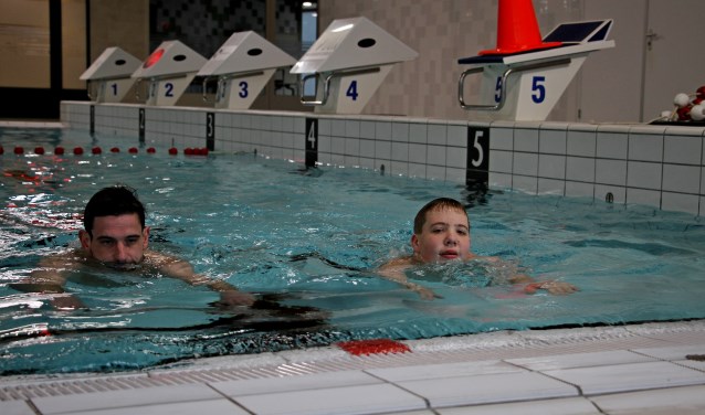 Milan Altena traint met Gerjan Dommerholt voor de SingelSwim Utrecht in zwembad IJsselslag Zutphen. Foto: Liesbeth Spaansen