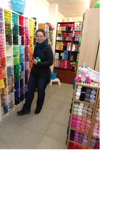 Eelke Hasselo in haar kleurrijke winkel aan de Kluiversgang. Foto: PR