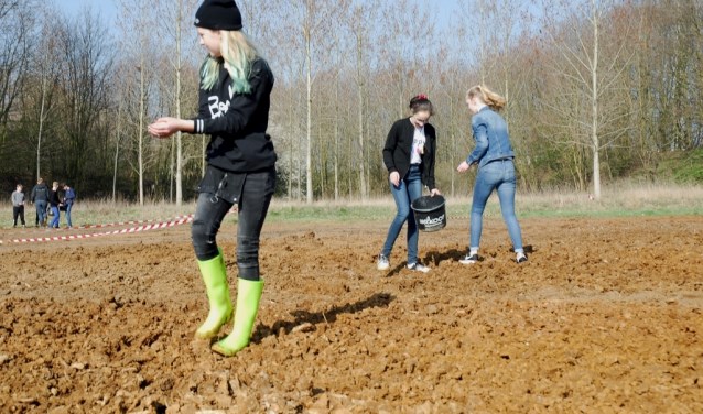 De leerlingen zaaien bloemen in. Foto: PR