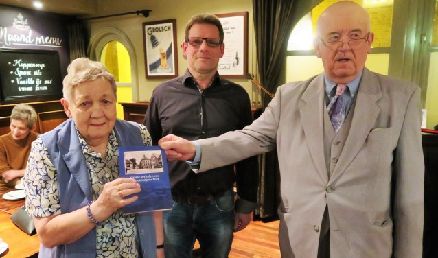 Ben Verheij overhandigt aan Agnes Brockötter-Tekampe - in het bijzijn van haar schoonzoon Tonnie van Leeuwen - het eerste boek. Foto: Theo Huijskes