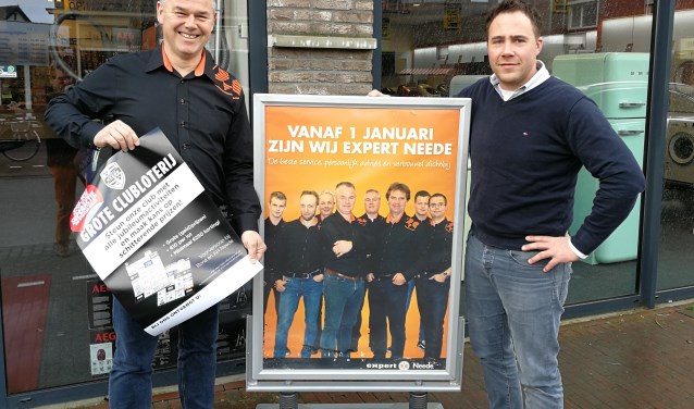 Grote Clubloterij deelnemer Ard Eijsink van Electro Wordt Neede met het raamaffiche. Rechts Kevin Vos van de Jubileumcommissie. Foto: Rob Weeber